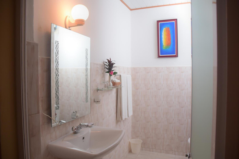 Bathroom 4, Ratnaloka Tour Inn, Ratnapura