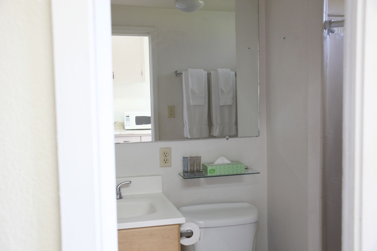 Bathroom 5, Waikiki Heritage Hotel, Honolulu