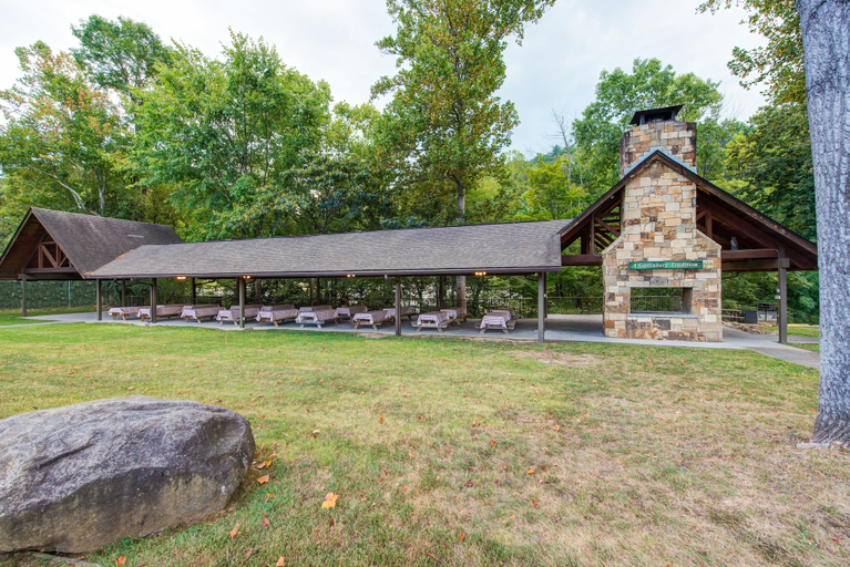 Exterior & Views 2, Glenstone Lodge, Sevier