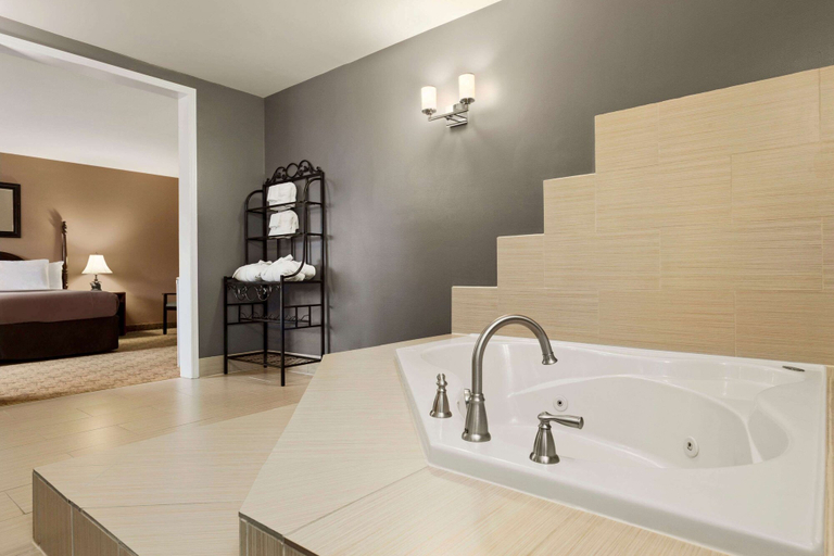 Bathroom 4, Travelodge by Wyndham Kenora, Kenora