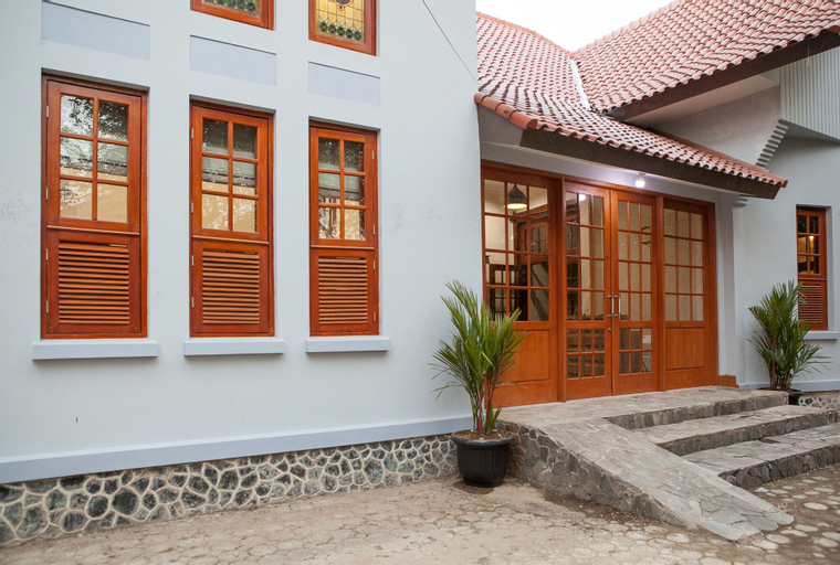 Exterior & Views 2, RedDoorz Plus near Pasundan University, Bandung