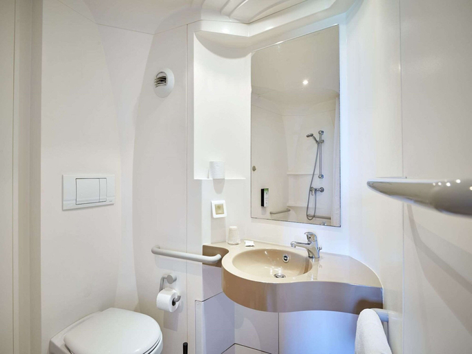 Bathroom 5, Kyriad Rouen Sud - Val De Reuil, Eure