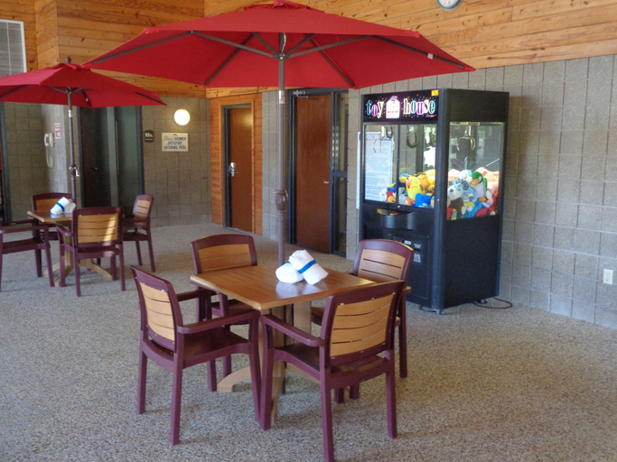 Food & Drinks 5, AmericInn by Wyndham Grand Rapids, Itasca