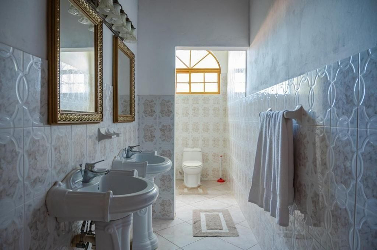 Bathroom 4, BurgAnn Villa