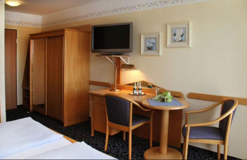 Bedroom 3, Pension- Hotel Maximilian, Passau