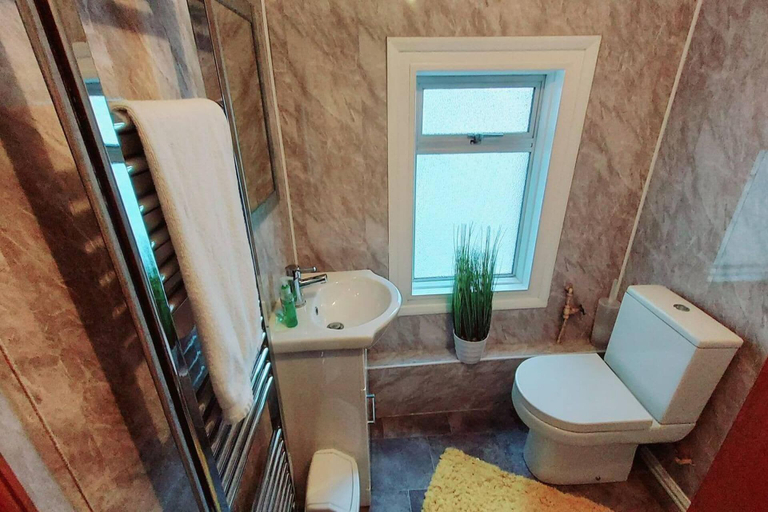 Bathroom 2, Garfield Villa-beautiful 4-bed House in Gillingham, Medway