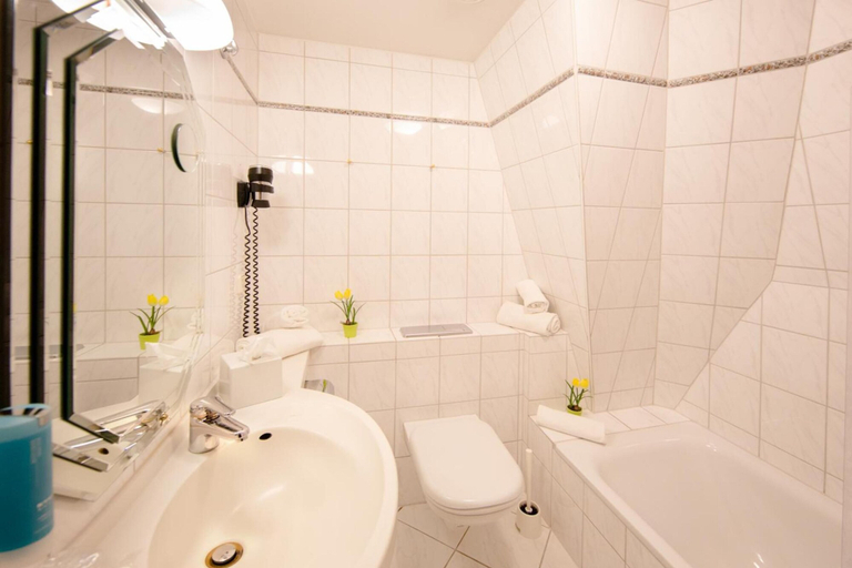 Bathroom 5, Montana Hotel Nürnberg-West, Fürth