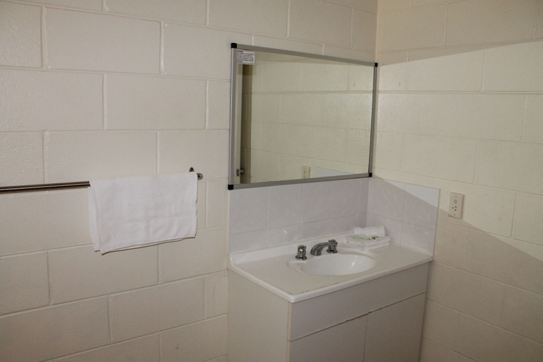 Bathroom 4, Oasis Inn Cairns, Cairns