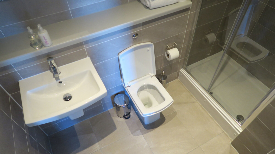 Bathroom 4, Quay Apartments Clarence House, Newport