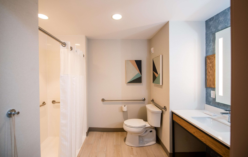 Bathroom 5, Hilton Garden Inn Moncton, NB, Westmorland
