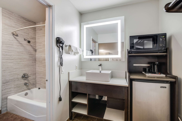 Bathroom 4, Rodeway Inn Old Town Temecula, Riverside