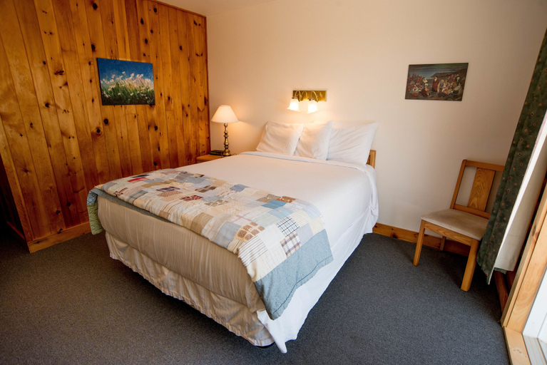 Bedroom 2, Brier Island Lodge, Digby