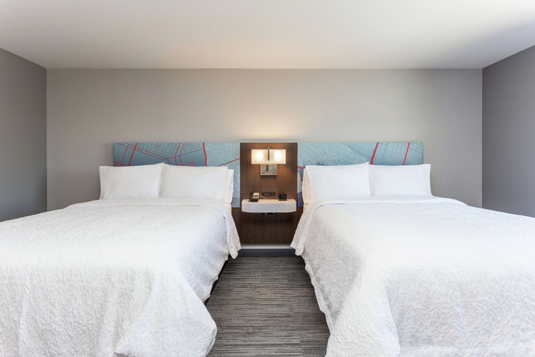 Bedroom 4, Hampton Inn Oakland Downtown-City Center, Alameda