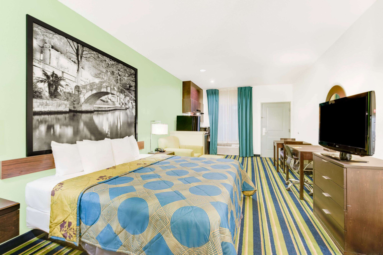 Bedroom 3, Super 8 by Wyndham Cotulla TX, La Salle