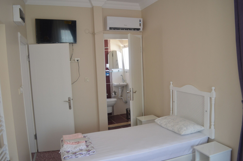 Bedroom 2, Kiyi Motel, Ayvalık
