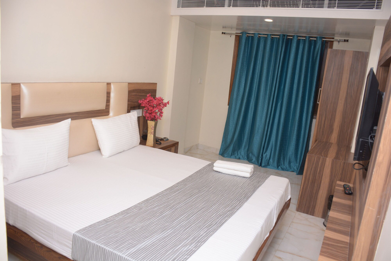 Bedroom 4, Hotel Golden Oasis Delhi, Delhi