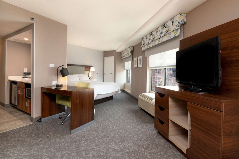 Bedroom 4, Hampton Inn & Suites Arlington Crystal City DCA, Arlington