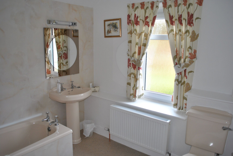 Bathroom, Airds Farm Guest House, Dumfries and Galloway