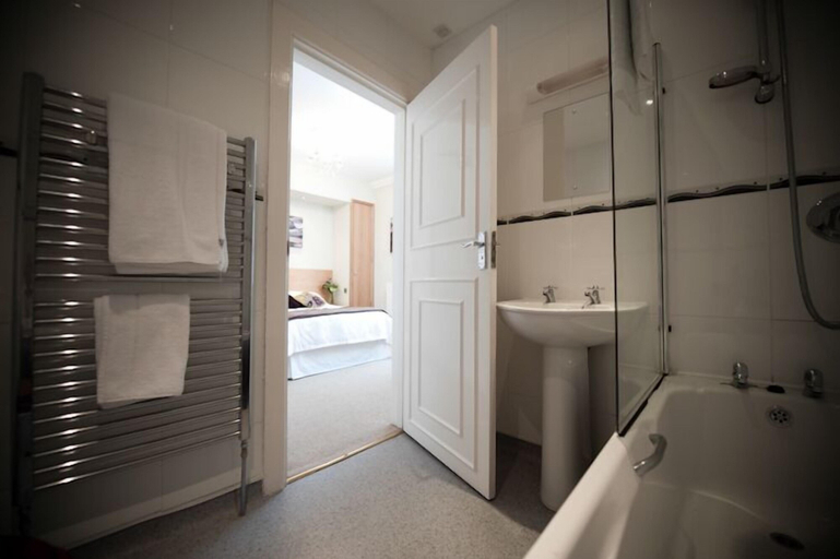 Bathroom 4, Plas Hyfryd Hotel, Pembrokeshire