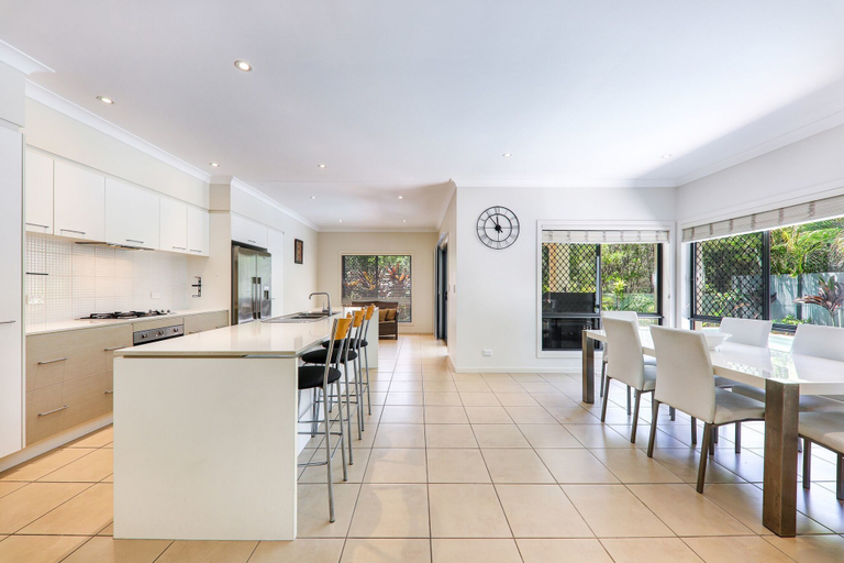 Food & Drinks, Large House with Pool, Caloundra - Caloundra N.