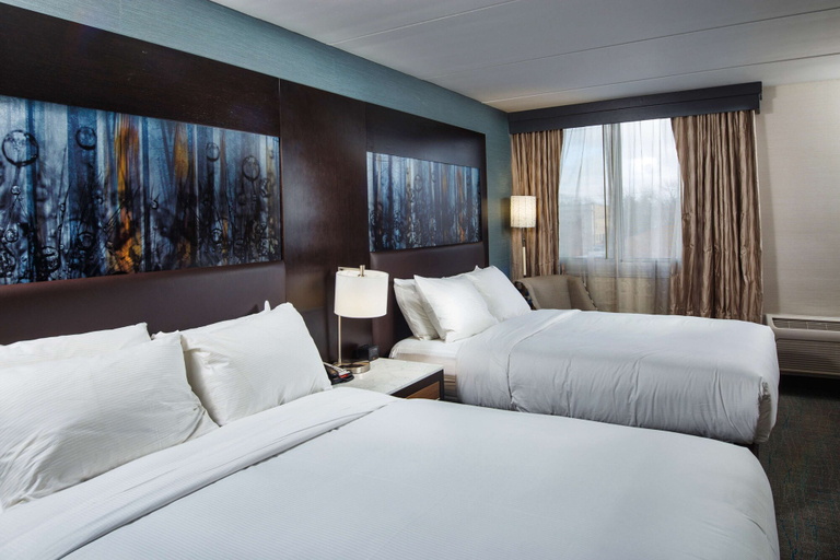 Bedroom 3, DoubleTree by Hilton Neenah, Winnebago