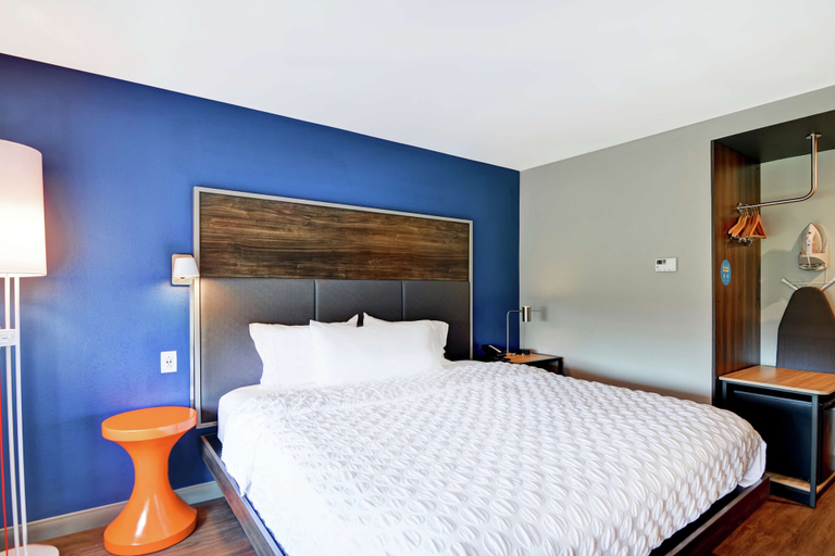 Bedroom 3, Tru by Hilton Middletown, Orange