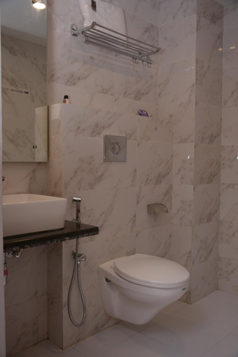 Bathroom 5, Hotel Golden Oasis Delhi, Delhi