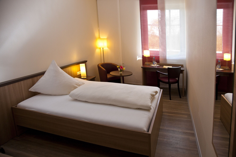Bedroom 3, Tagungshaus Regina Pacis, Ravensburg