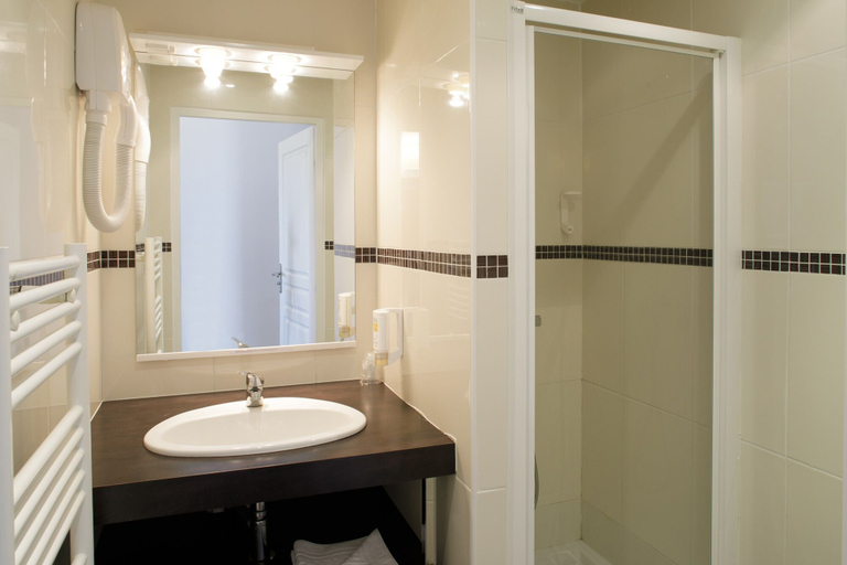 Bathroom 5, L'Epi Hotel, Eure-et-Loir