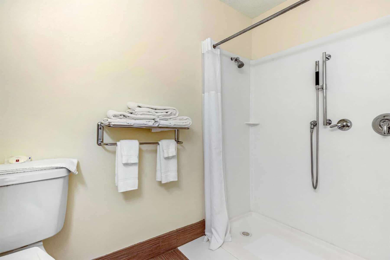 Bathroom 5, Days Inn and Suites by Wyndham Oxford, Granville