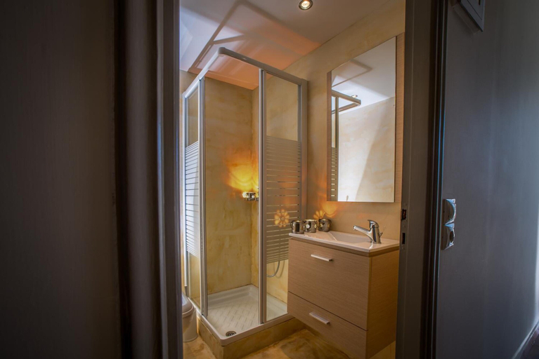 Bathroom 4, Natalie, Ionian Islands