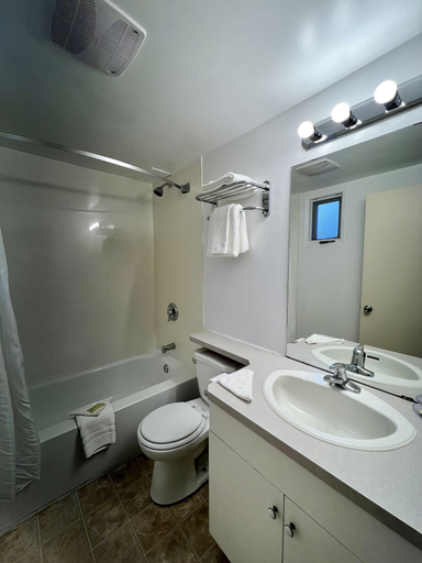 Bathroom 4, Knights Inn Lethbridge, Division No. 2