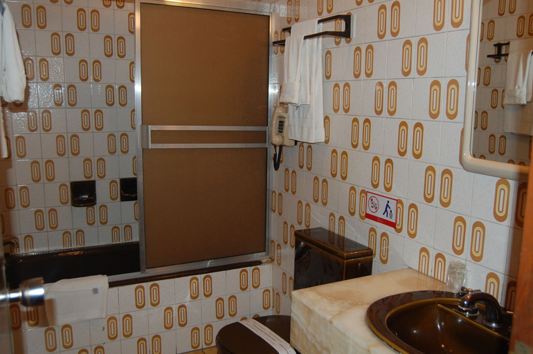 Bathroom 3, Cesars Plaza Hotel, Cercado