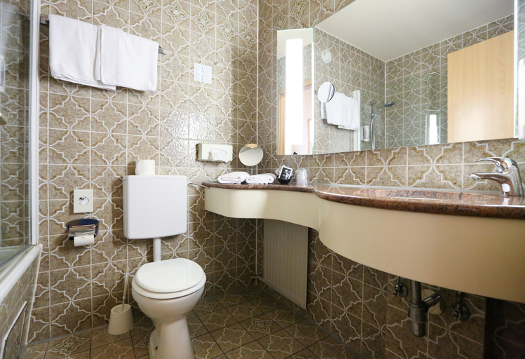 Bathroom 5, Arthotel ANA Goggl, Trademark Collection by Wyndham, Landsberg am Lech