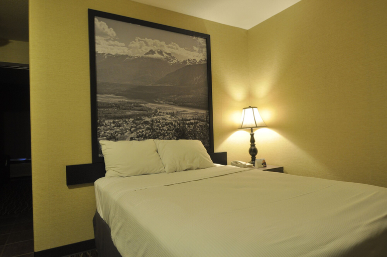 Bedroom 2, Super 8 by Wyndham Revelstoke BC, Columbia-Shuswap