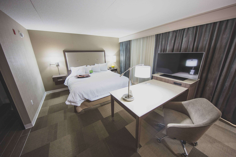 Bedroom 4, Hampton Inn & Suites by Hilton Bolton, Peel