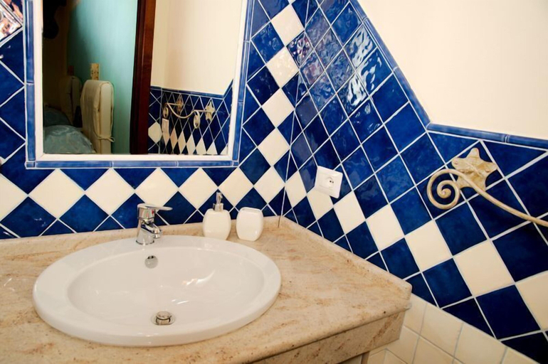 Bathroom 5, L' affittacamere Funtanedda, Nuoro