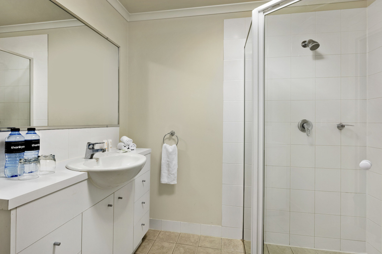 Bathroom 4, Oaks Sydney North Ryde Suites, Sydney
