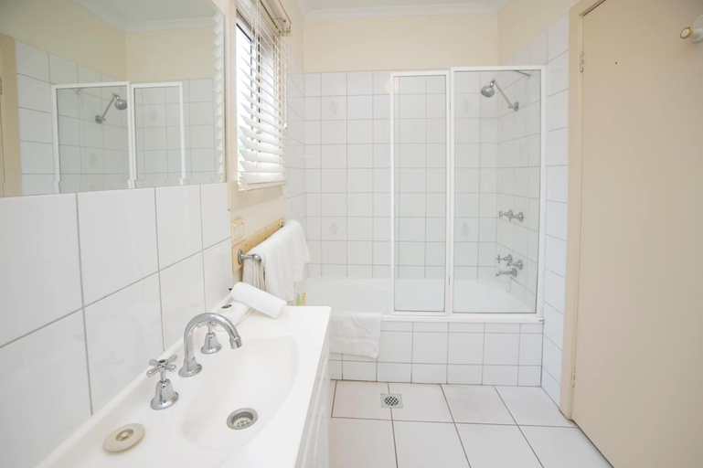 Bathroom 3, Hawthorn Gardens Serviced Apartments, Melbourne