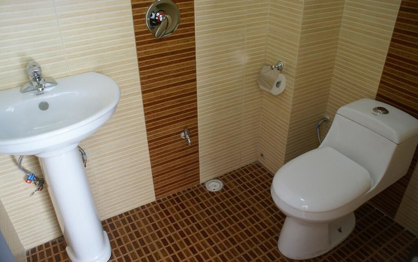Bathroom 4, The Old Place In't Youth Hostel, Guilin