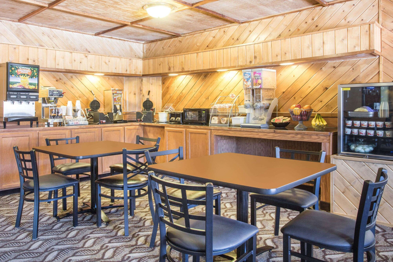 Food & Drinks 5, Super 8 by Wyndham Dubois, Fremont