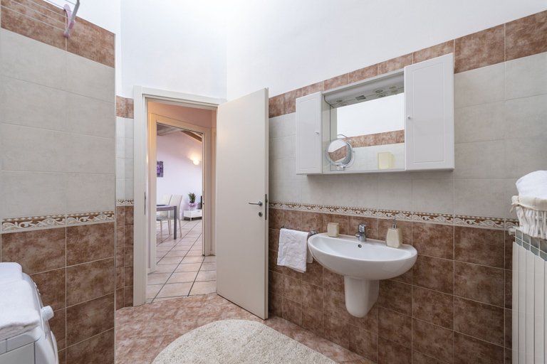 Bathroom 4, Flowers Apartments, Brescia