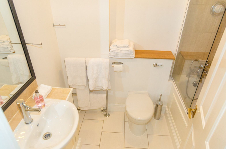 Bathroom 3, Modern 2 bed flat in historic building, London