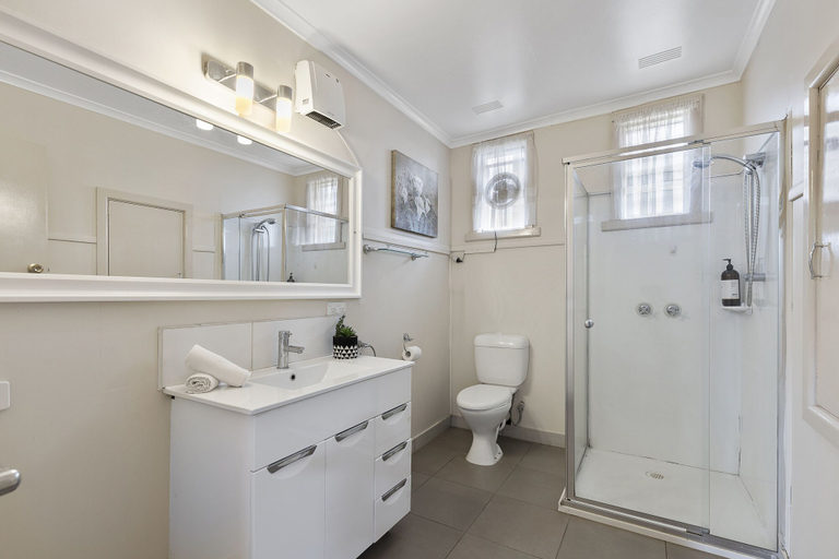 Bathroom, The Gazebo Place - Spacious 4 Bedroom near Murray River, Moira - West