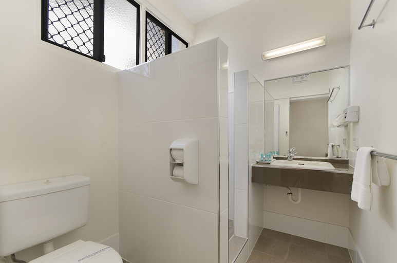 Bathroom 5, Beach House Motel, North Ward-Castle Hill