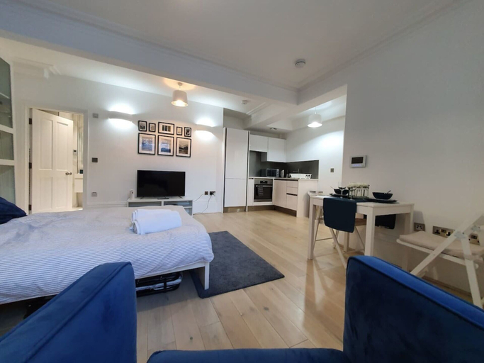 Bedroom 3, Lux Kings RD City Centre Studio Apartment Reading, Wokingham