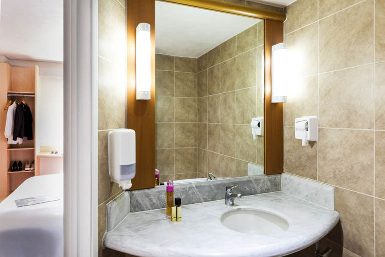 Bathroom 4, ibis Guadalajara Expo, Guadalajara