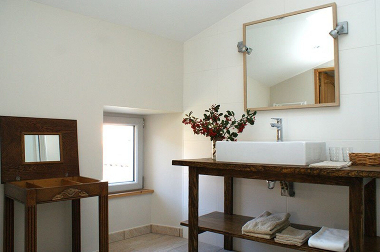 Bathroom 5, Les Fréjals, Aveyron
