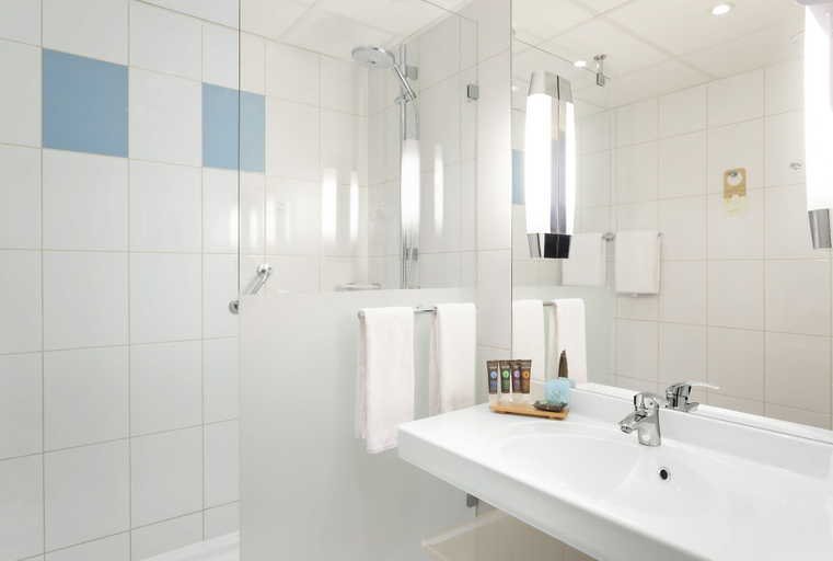 Bathroom 5, Novotel Pau Pyrénées, Pyrénées-Atlantiques