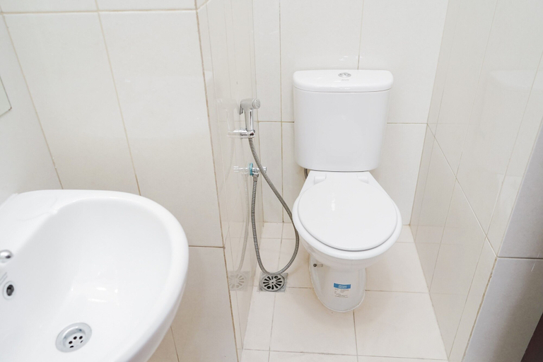 Bathroom 4, Homey 2BR at Asatti Apartment By Travelio, Tangerang Selatan